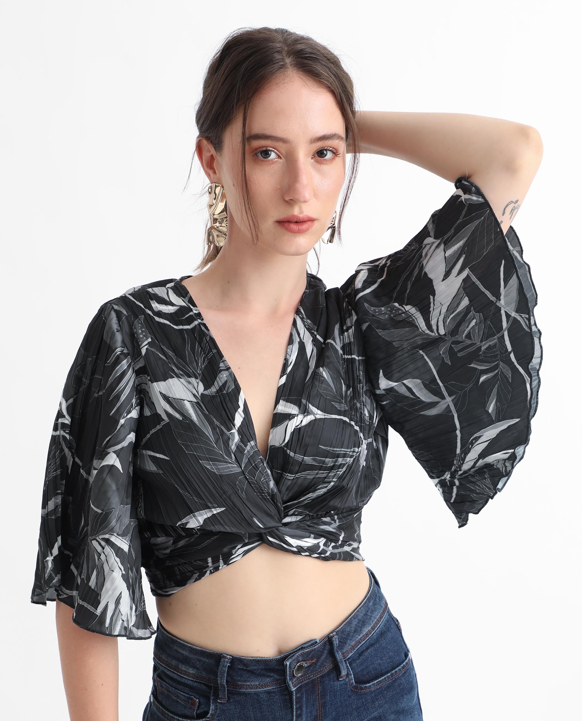 Women'S Ainara Dark Black Polyester Fabric Regular Fit Cropped V-Neck Half Sleeves Abstract Print Top