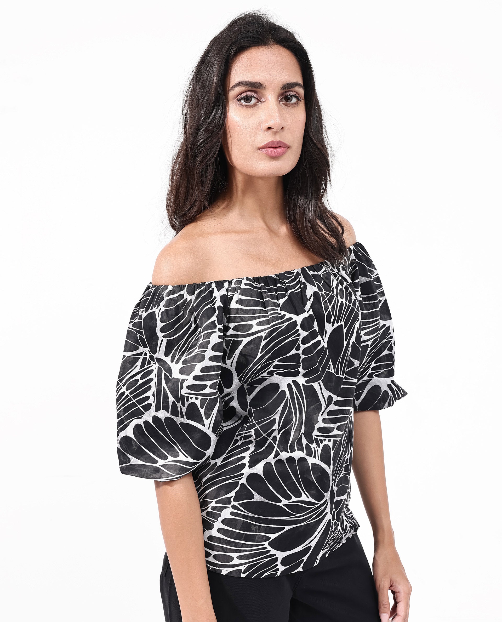 Women'S Getan Black Cotton Fabric Balloon Sleeves Boat Neck Tie Up Closure Abstract Print Relaxed Fit Top