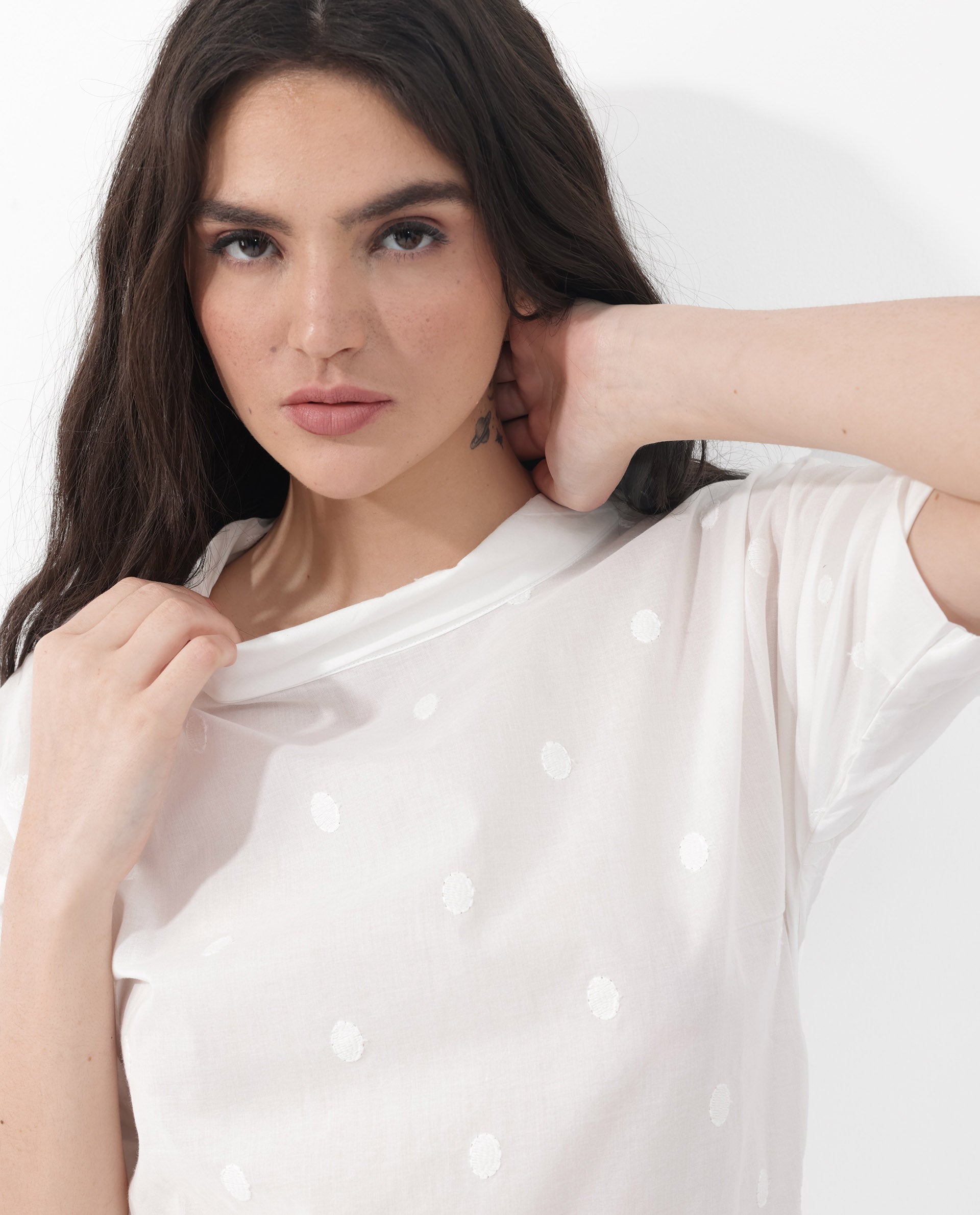 Women'S Raviolt White Cotton Fabric Regular Sleeves V-Neck Solid Regular Length Top